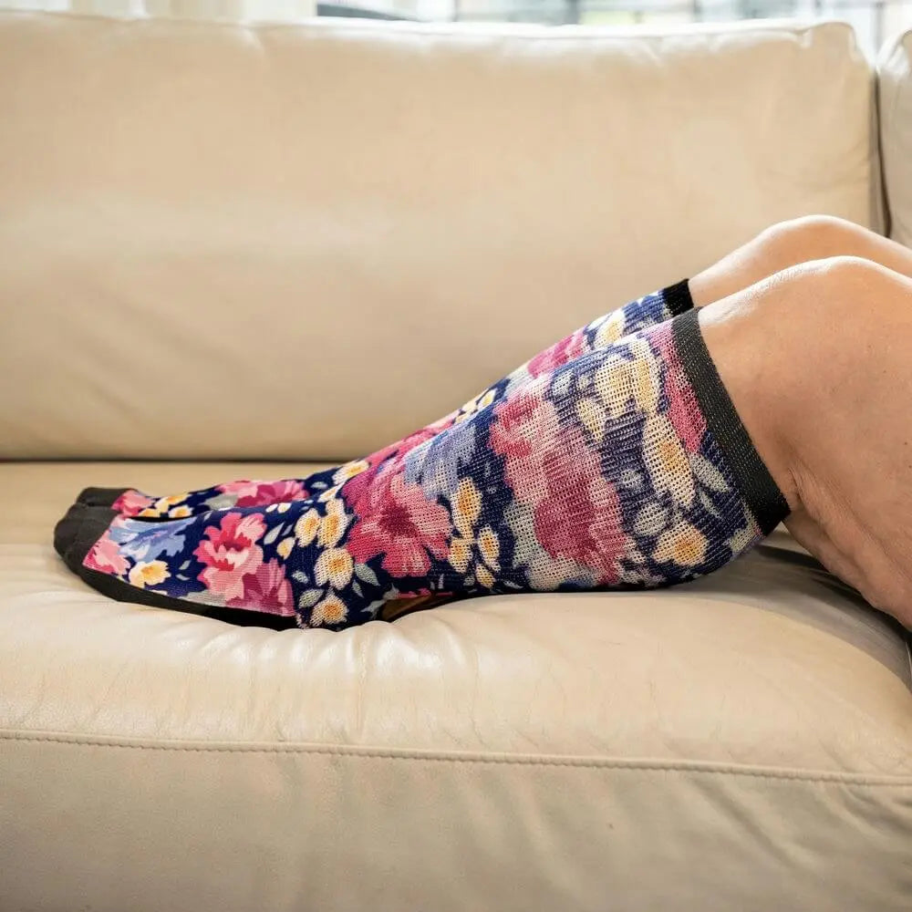 Floral EasyStretch socks - super stretchy fabric close-up