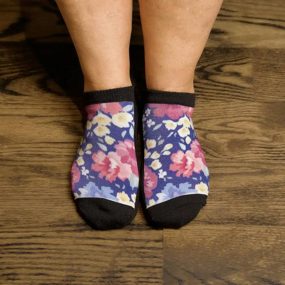 Snoopy Love ankle socks - colorful fun pattern close-up